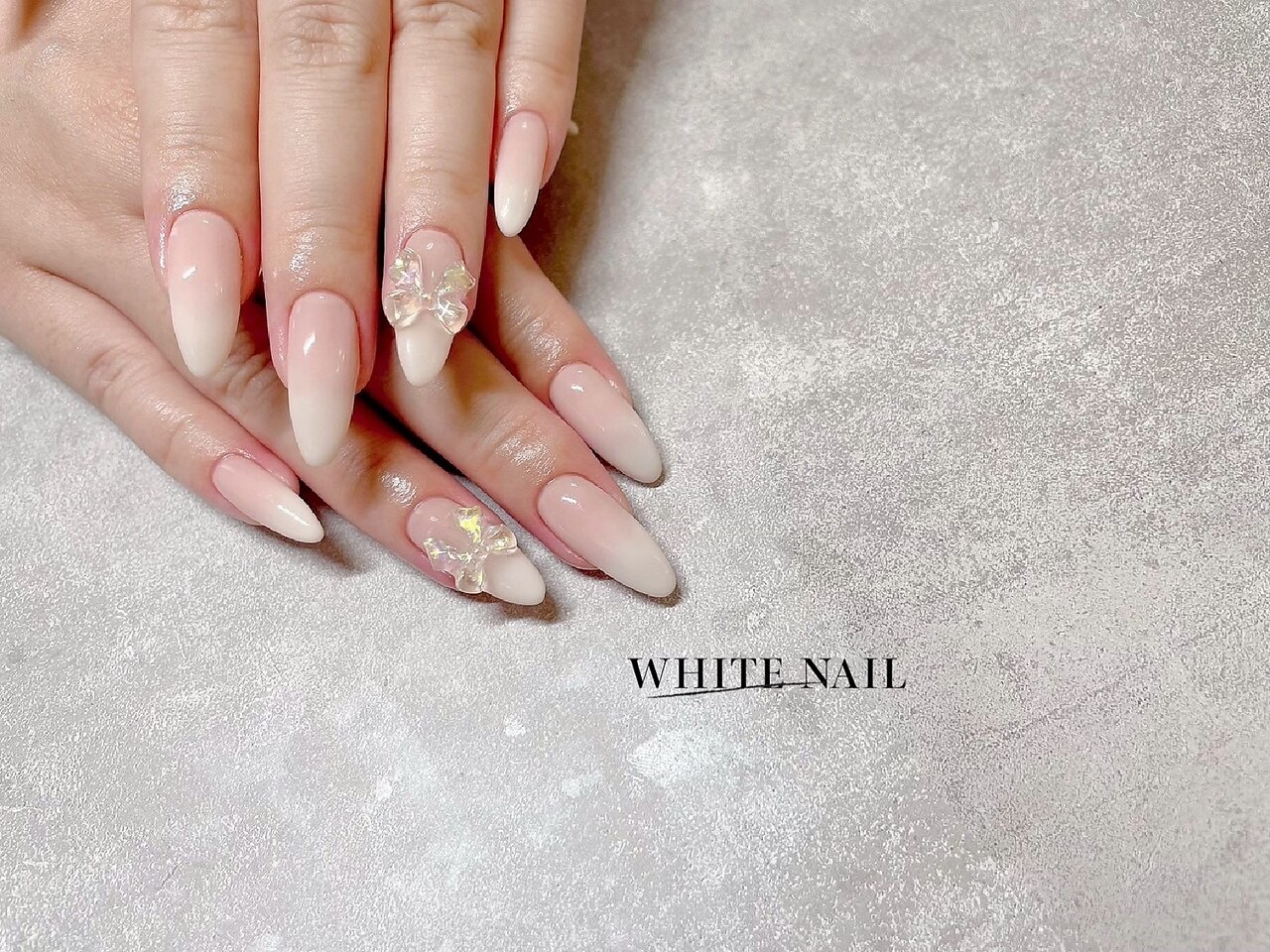 2025年秋トレンド】ホワイト ロングのネイルデザイン集｜人気順