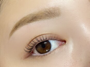 ティアラ(TIARA)の写真/まつ毛と眉を整えて、自然に垢抜けた印象へ