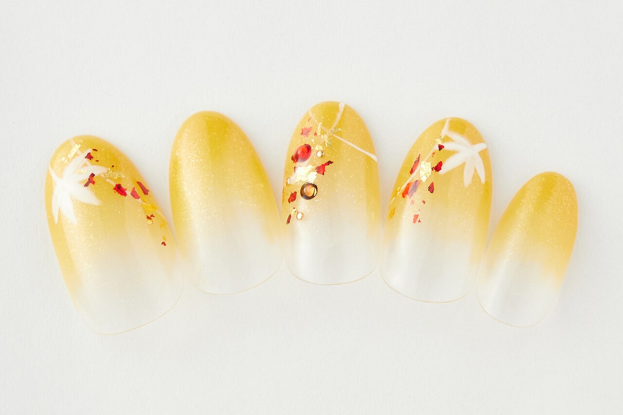 2025年秋トレンド】イエロー カラーグラデーションのネイル