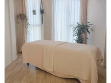 優しい日差しが入り込む施術ルームでゆっくりおくつろぎ下さい♪