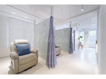 マヒナ(Mahina)の写真/半個室のゆったり空間で周りを気にせずリラックス♪心地よい空間で理想の目元を叶える贅沢な時間を