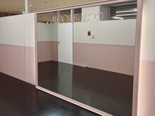 自分だけの落ち着いた空間で受けられるパーソナル部屋♪