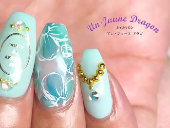 アン ジョーヌドラゴ/手書きフラワーネイル