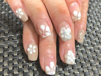 ネイルズ(nAils)/ベージュブラウン×ホワイト