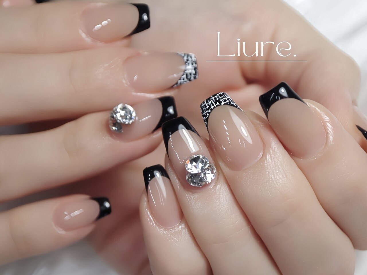 2025年-2026年冬トレンド】黒フレンチのネイルデザイン集｜人気順