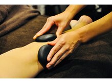ハワイアン ロミロミ サロン ナイア(Hawaiian lomilomi salon Naia)の雰囲気（温めたホットストーンで芯からほぐしむくみ、冷え改善☆）