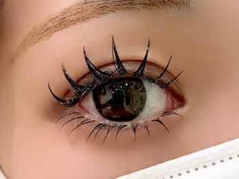 ビースリーアイラッシュ 長崎(B-THREE LASH)の写真/LEDマツエクで持ちもアップ！ボリューム満点束感デザインと上下マツエクで中顔面短縮☆