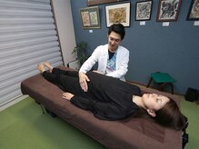 アーツカイロプラクティックさぎぬまの雰囲気（触れるような優しいタッチで筋肉や体液の巡りを促します）