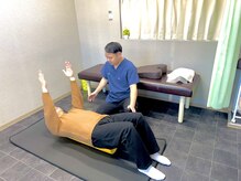 浦和ふくろうSUN整体院の雰囲気（ストレッチポールを用いた運動を行い再発しない体を作ります。）