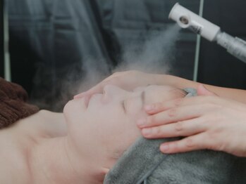 アダム(Adam)の写真/ハンドテクニックにこだわる☆小顔リンパマッサージや光リフトでスッキリとした美しい輪郭へ導きます♪