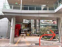 目の前にあるhoopに入らず右曲がり、まっすぐ進んだところに「阿倍野共同ビル」3階です