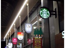 小倉駅前のスタバの横にミックの看板が見えます♪