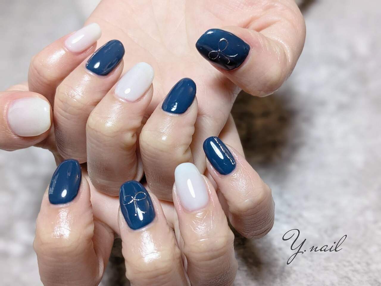 2025年-2026年冬トレンド】ネイビー リボンのネイルデザイン集｜人気順