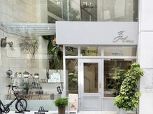 ツナギネイル 亀有(TSUNAGI nail)の雰囲気(外観です。美容室入口から入り、階段で2階におあがりください。)