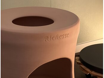 凛/黄土の椅子と壺を使用