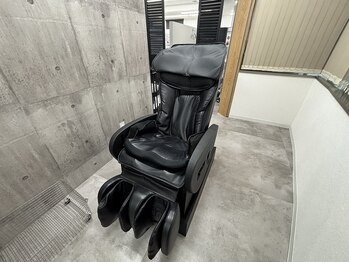 エサージュオム 新宿店の写真/全席半個室・マッサージチェア完備のプライベート空間