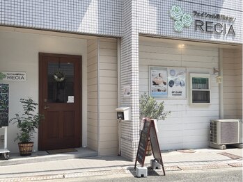 リシア(RECIA)/白いタイルのマンション1階です