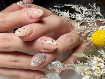 サロンドフォーエイチ(salon de 4H)/ストーン敷き詰めでゴージャスに