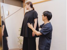 府中やわらぎ整体の雰囲気（立位、坐位で背骨の角度を見ていきます。）