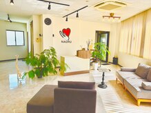 ナオル整体 兵庫院(NAORU整体)の雰囲気（【院内の雰囲気】白基調の観葉植物のある清潔感のある店内です！）