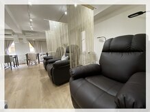 アウラ 新宿西口店(aura)の雰囲気（【アイメニュー/フットネイル】ゆったりとしたソファ席でご案内）