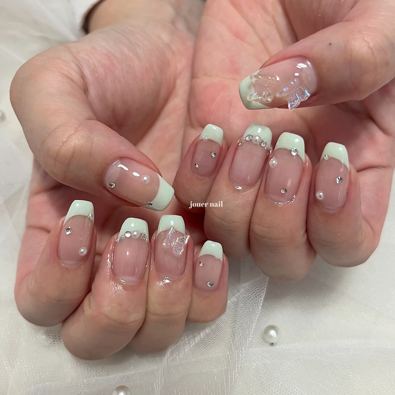 2025年-2026年冬トレンド】グリーン フレンチのネイルデザイン集｜人気