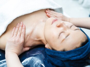 ドシル(DOCILE)/デコルテ＋背中＋顔マッサージ