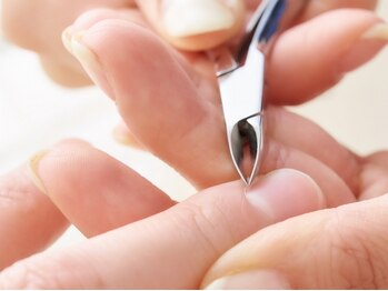 ホロムア 大岡山店(Holomua)の写真/爪周囲の角化や甘皮を綺麗に除去する事で、縦長に見栄えが変わります!定期的にケアするとこで地爪を育成◎