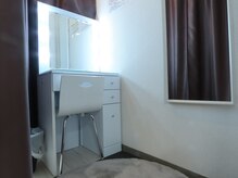サクラサク鍼灸カイロプラクティック 日本橋茅場町院の雰囲気(施術後のお化粧直しも充実な空間♪)
