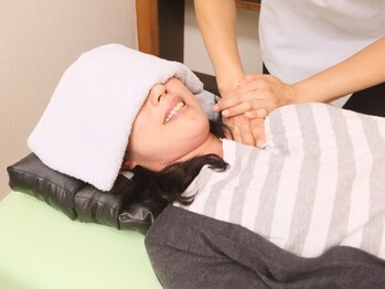 子育てママの整体サロン/デコルテの施術の様子