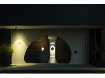 デルタエヌピー63+(δnp63+)/夜の外観【小顔/薬院/福岡】