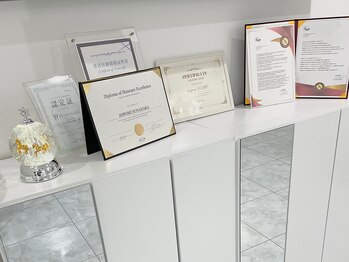 ミヨンラボ(miyon LABO)/韓国ディプロマや認定証がズラリ