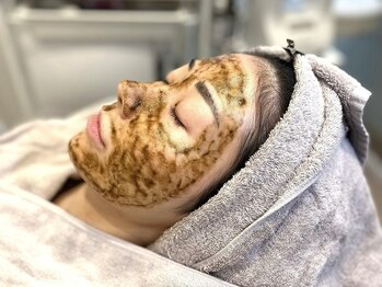 ベイビースキンファクトリー(BABY SKIN FACTORY)の写真/【BABYハーブピーリングでツルスベ陶器肌に♪】剥けない・赤くならないので、敏感肌の方にもおススメ◎