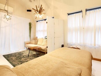 アールプラス(R+)/広い店内カーテンで高まる個室感