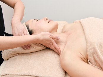 ネロリ(Neroli)/デコルテマッサージ