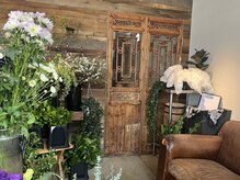 王様の昼寝 ウル 千葉ニュータウン店(Ulu)/2、生花店からの入り口