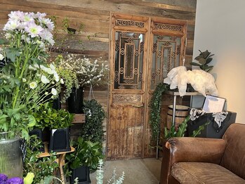 王様の昼寝 ウル 千葉ニュータウン店(Ulu)/2、生花店からの入り口