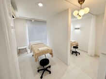 光を取り込む広々と明るい店内でおくつろぎください【自由が丘】