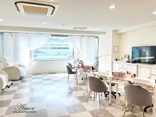 アモル 川崎駅前店(Amor)の雰囲気(川崎駅前の明るく広い店内。フットは電動リクライニングでご案内)