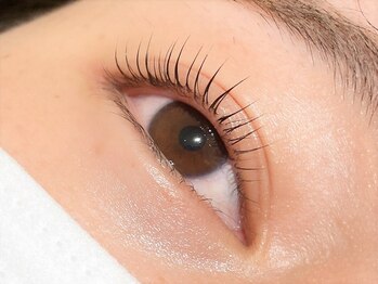 アイドット(i.)/目元に影が出来ず明るい印象へ