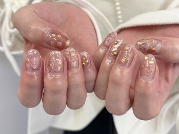 ちゅるんとゴールド春ネイル