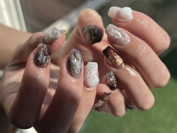 リリー(LILY)の写真/夏の手元を涼しく美しく見せる、今年のトレンドを取り入れた“夏ネイル”も大人気♪