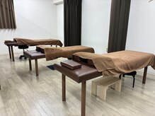 南国整体院 ナンゴクボディケアスタジオ 那覇久茂地院(Nangoku body care studio)の雰囲気（施術台も仕切って。リラックスして施術を受けられます♪）