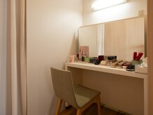 ブルーミングの雰囲気（エステの後はお直しルームへ。取り扱いのデパコスをご自由に。）