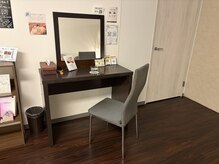 ハリサロンドオフ 西梅田店(hari salon de off)の雰囲気(ドレッサー2台完備。施術後のお化粧直しもゆっくりと♪)