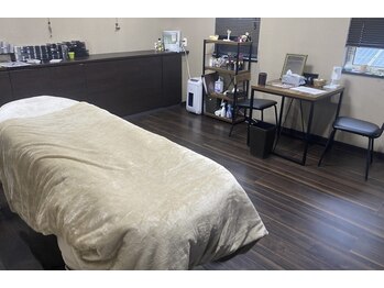 イースヘアーアンドビューティーショップ(ease hair&beauty shop)の写真/個室での施術にこだわった贅沢な空間。マツエクアフターケア付きで美しさを！