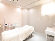 施術はリラックスできる広い個室