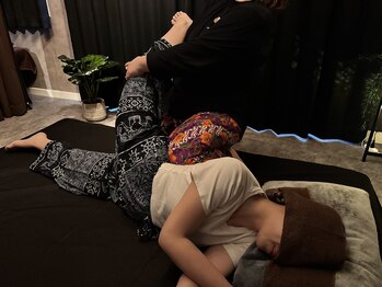 スリープモンスターバクの隠れ家(sleep monster)の写真/町田駅すぐの隠れ家で首肩コリを根本解消。本格タイ古式の「伸ばし」で、モンスター級の全身リセットを◎