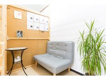 ホリハ整体院/待合室のソファ