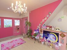 月猫の雰囲気（ピンクで可愛いこだわりの店内♪お席はリクライニングです★）
